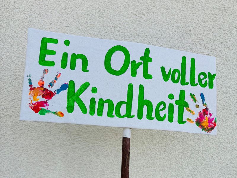 Handbemaltes Demonstrationsschild mit bunten Handabdrücken